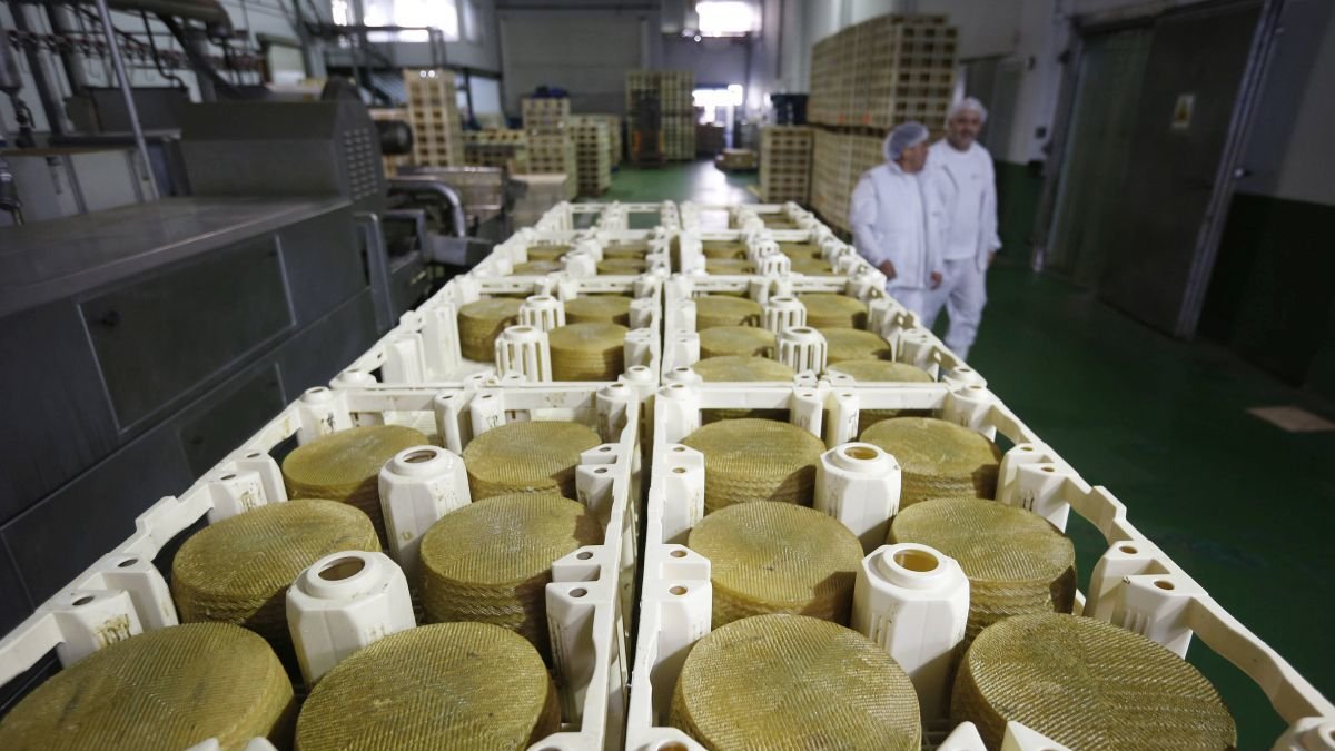 Lácteas San Vicente posee unas modernas instalaciones en Navatejera.