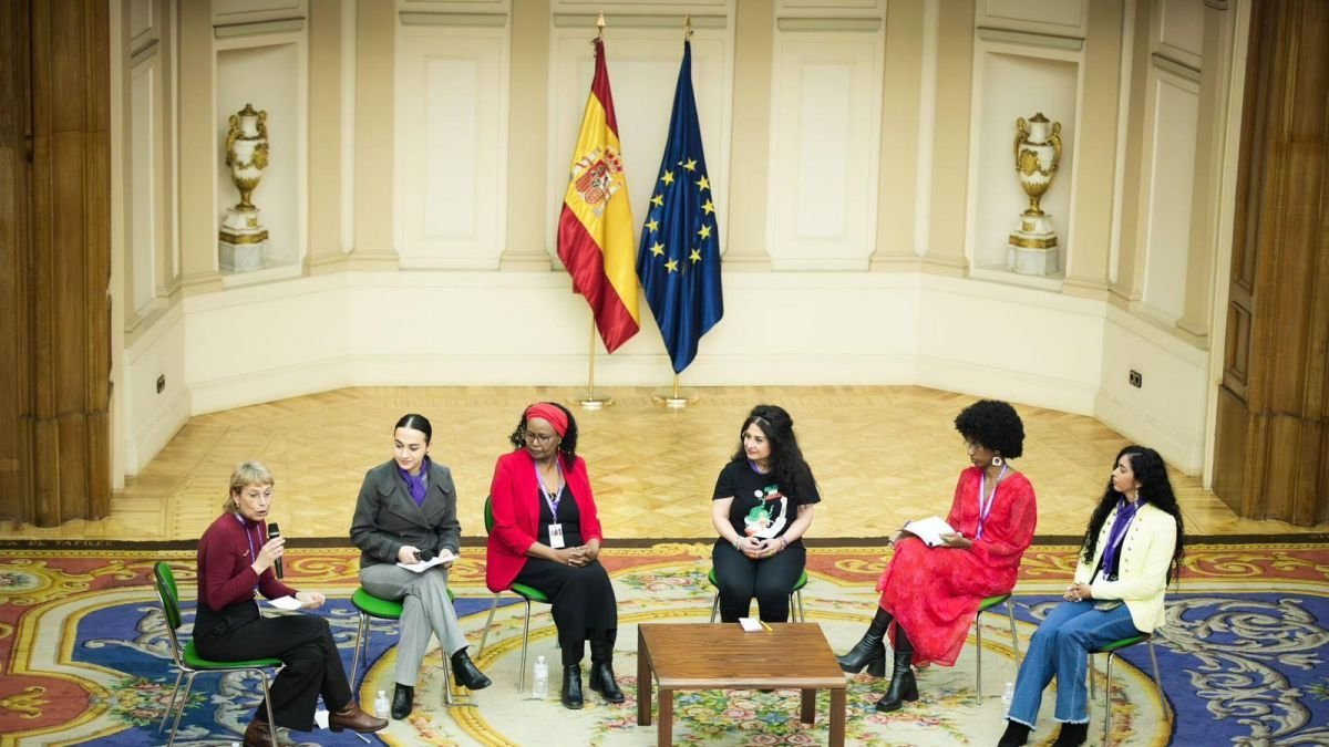 Manizha Yaqoobi, segunda por la derecha, durante su intervención en el Ministerio de Inclusión, Seguridad Social y Migraciones.
