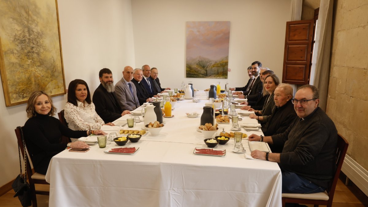 Este martes se ha celebrado en la Real Colegiata de San Isidoro la primera legacía, tradicional encuentro entre los representantes de la Corporación Municipal y el Cabildo