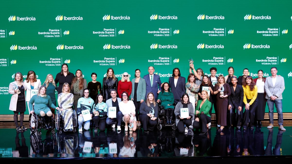 Foto de familia de galardonados, embajadoras e Ignacio Galán.