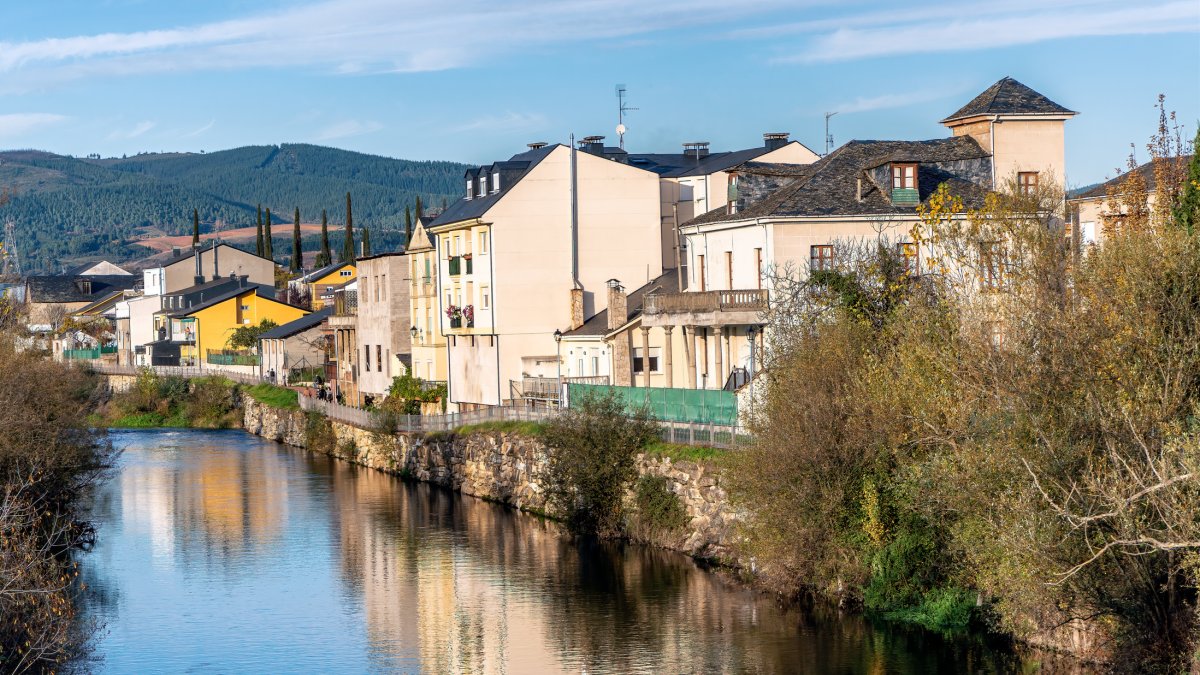Vista del río Cua y del pueblo de Cacabelos en la comarca del Bierzo