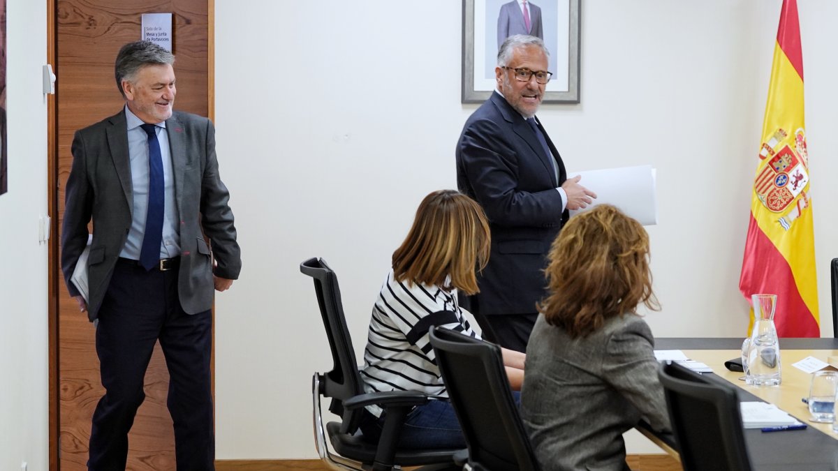 El presidente en funciones de las Cortes de Castilla y León, Carlos Pollán (d), de Vox, y su posible sucesor en el cargo, Francisco Vázquez (i), del Partido Popular, a su llegada esta mañana a la reunión de la Mesa de la Diputación Permanente del Parlamento autonómico.