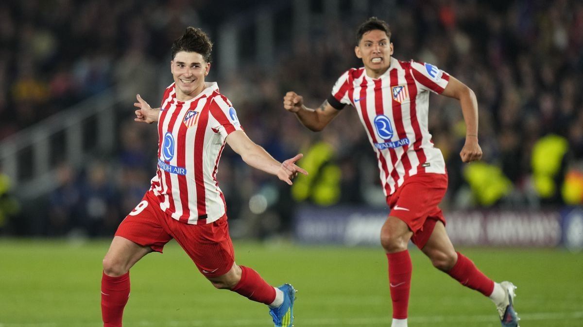 Julián Álvarez celebra su gol de falta al Barça, el que adelantaba a los rojiblancos en el Camp Nou.