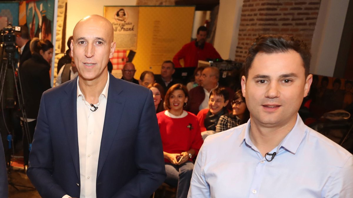 El alcalde de León, José Antonio Diez y el secretario provincial del PSOE, Javier Alfonso Cendón
