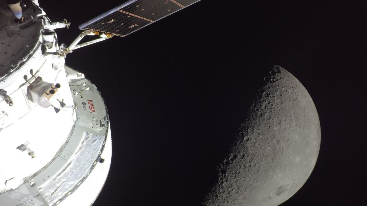 Una foto de la Luna tomada desde la nave Orión.
