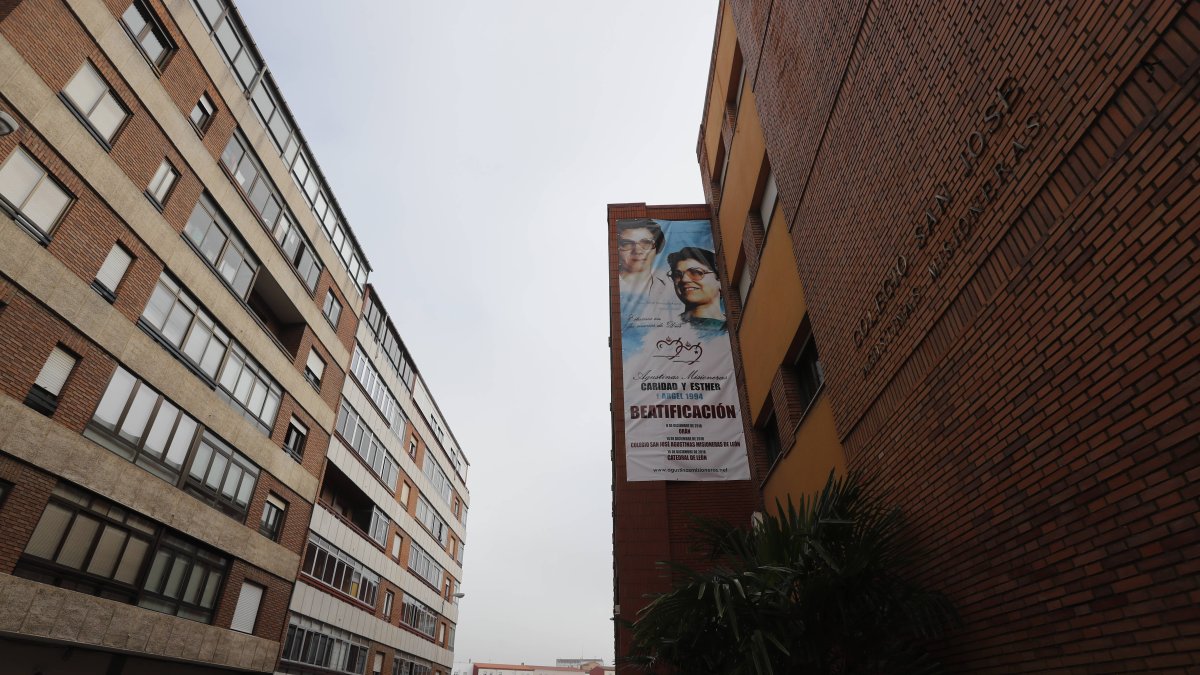 Un cartel recuerda  a las monjas asesinadas en la fachada del Colegio de las Agustinas Misioneras.