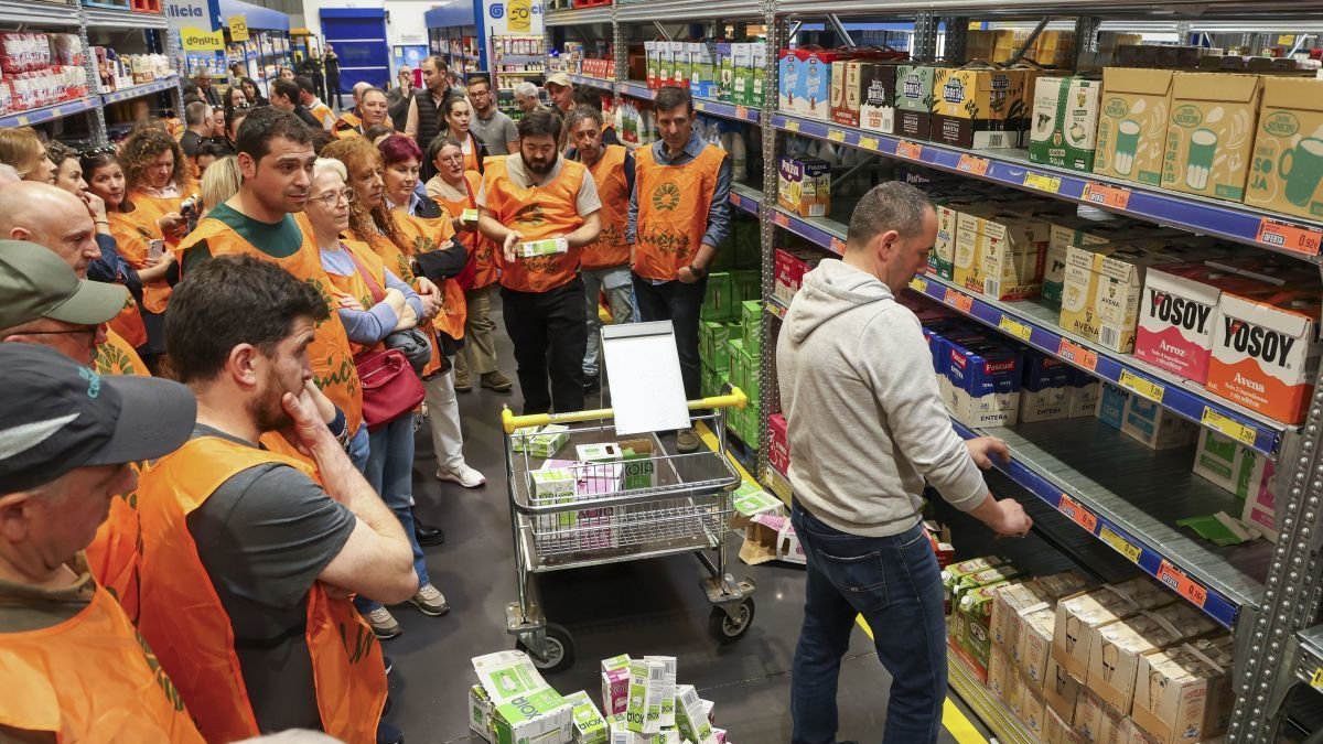 Acto de protesta de Unións Agrarias en el centro de Cash Galicia donde derramó varios litros de leche para poner el foco en «desorbitada bajada» del precio.