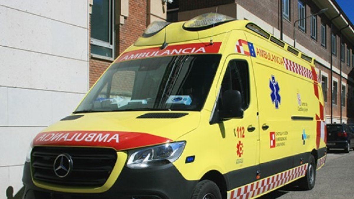 Archivo - Ambulancia Medicalizada (UME) de Sacyl.