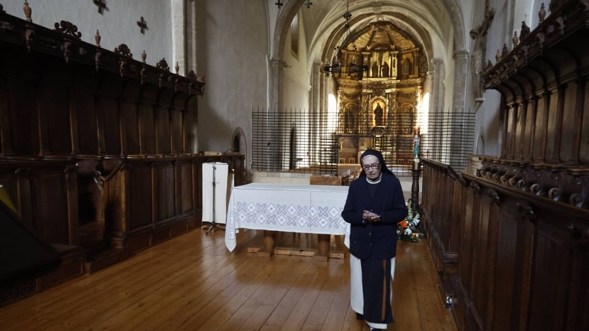 La hermana Blanca en la capilla en la que rezan a diario y que han readaptado usando la mitad ante la escasez de vocaciones.