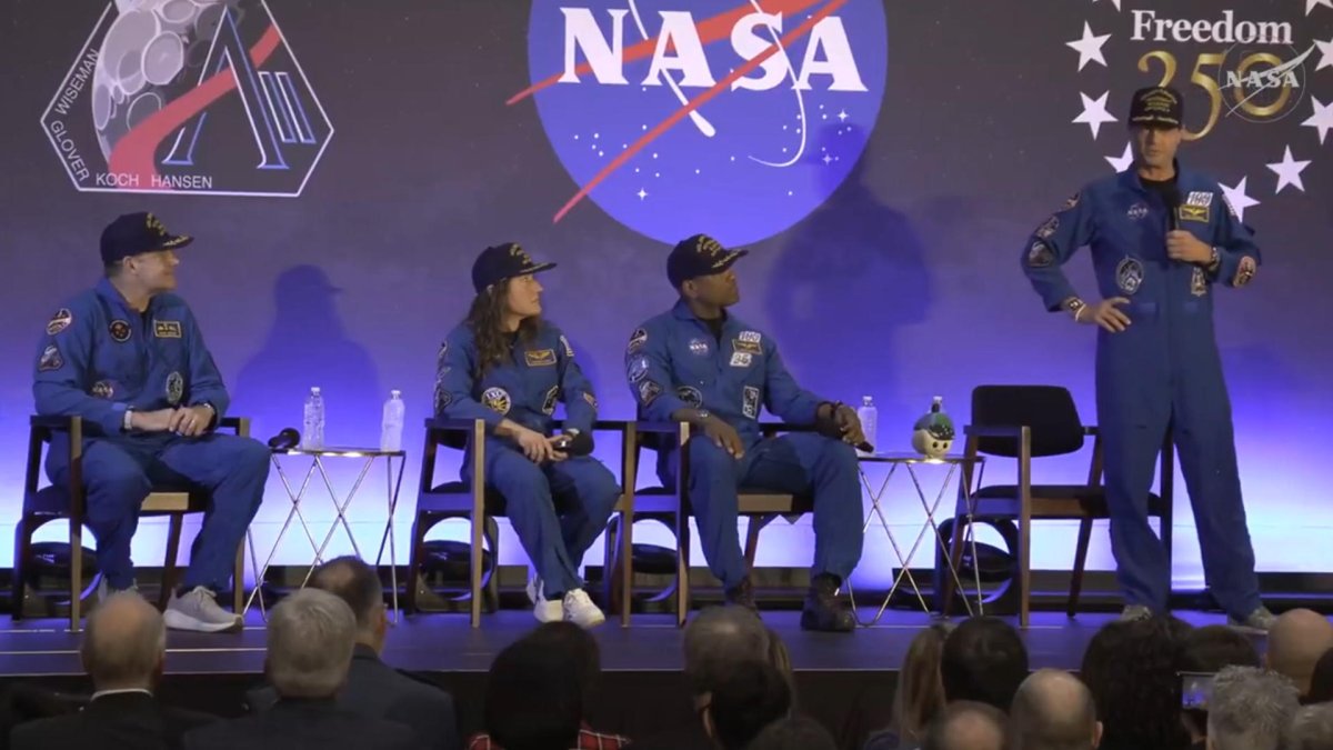 Captura de pantalla de una transmisión de la NASA de los integrantes de la misión Artemis II.