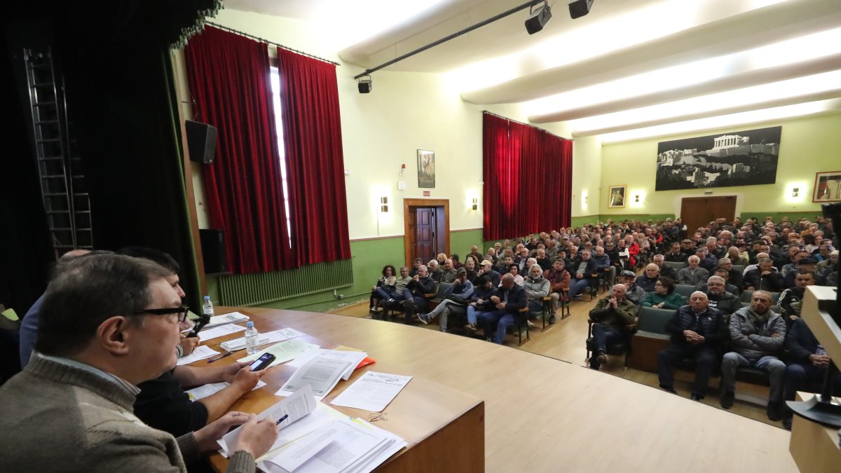 La asamblea de regantes del Canal Bajo del Bierzo se celebró en el Instituto Virgen de la Encina de Ponferrada.