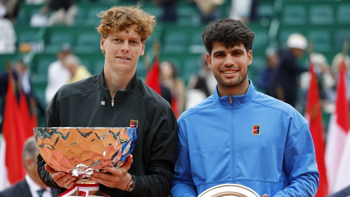 Sinner y Alcaraz con sus trofeos de campeón y subcampeón del Masters 1.000 de Montecarlo.