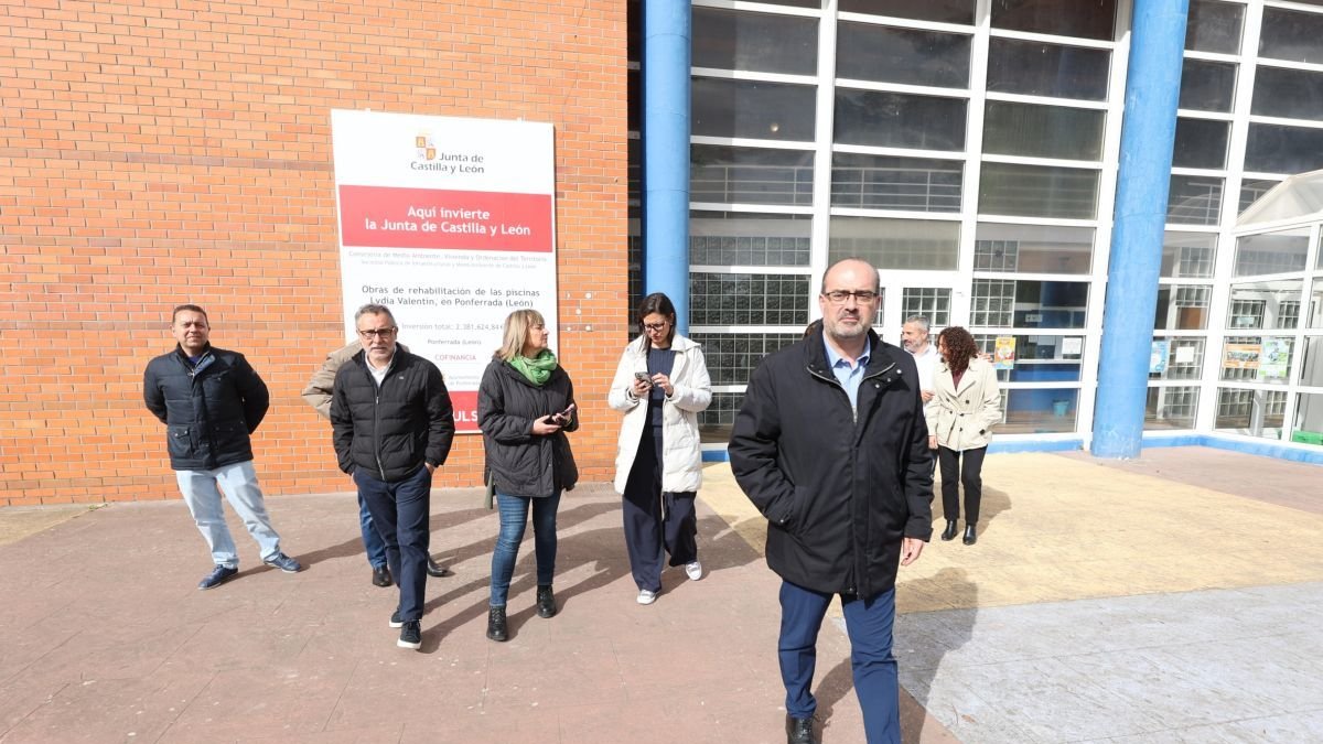 El alcalde de Ponferrada, la representante de la Junta y miembros del equipo de gobierno.