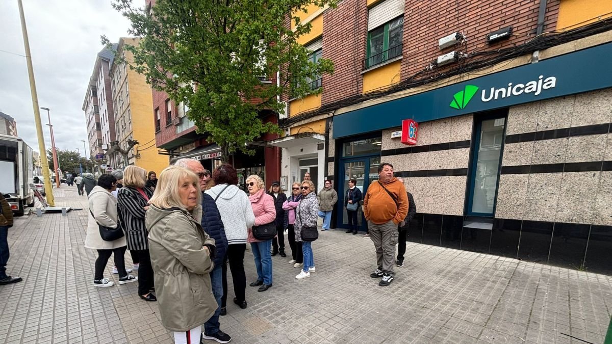 Los vecinos a las puertas de la oficina.