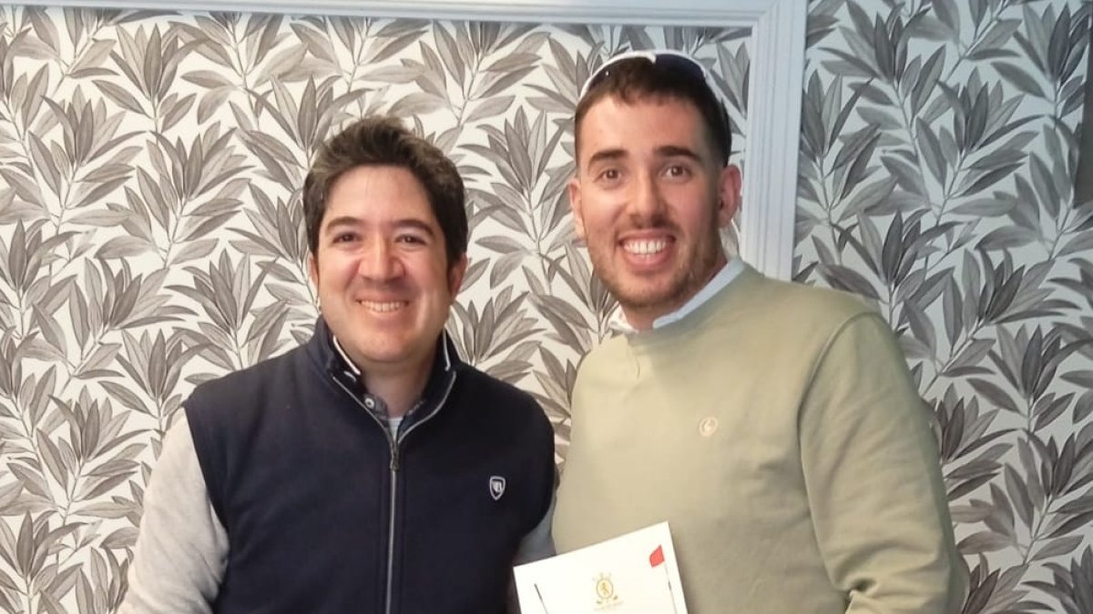 Segundo Argüello (izquierda) junto al ganador del '3 Palos'.