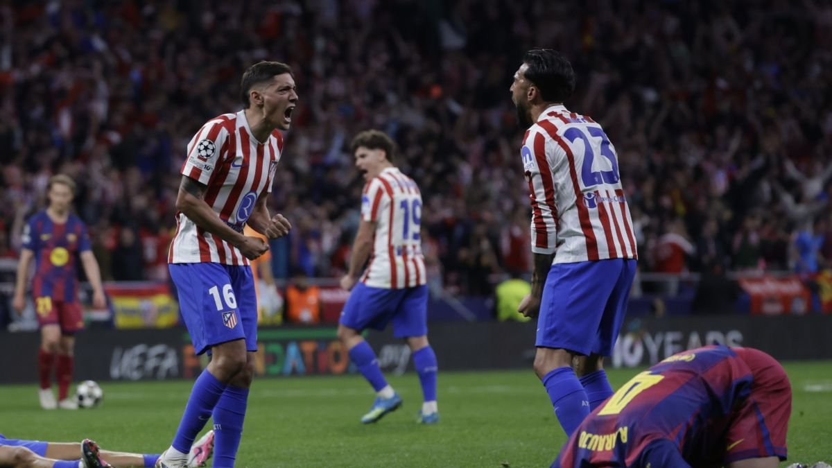 Los jugadores del Atlético celebran eufóricos el pase a las semifinales de la Champions.