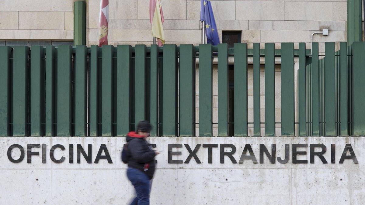 Imagen de archivo de una oficina de Extranjería en España. EFE/ Nacho Gallego.