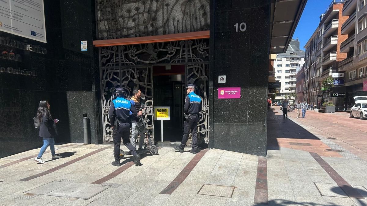 El cartel advertía en la mañana de ayer del colapso.
