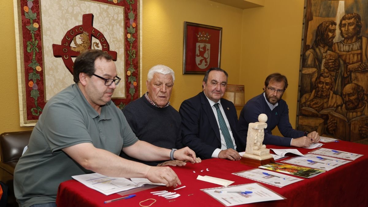 Un momento del acto de presentación del trofeo Colegio Leonés de minibasket femenino.