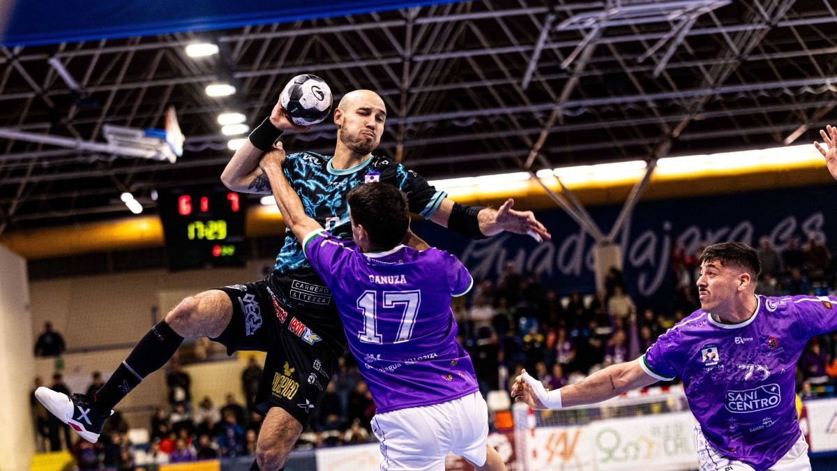 Adri Fernández trata de penetrar la defensa del Guadalajara durante el partido de la 1ª vuelta.