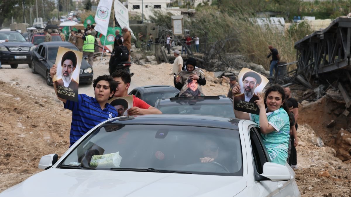 Desplazados libaneses comienzan a regresar a sus hogares tras la entrada en vigor del alto el fuego con Israel.