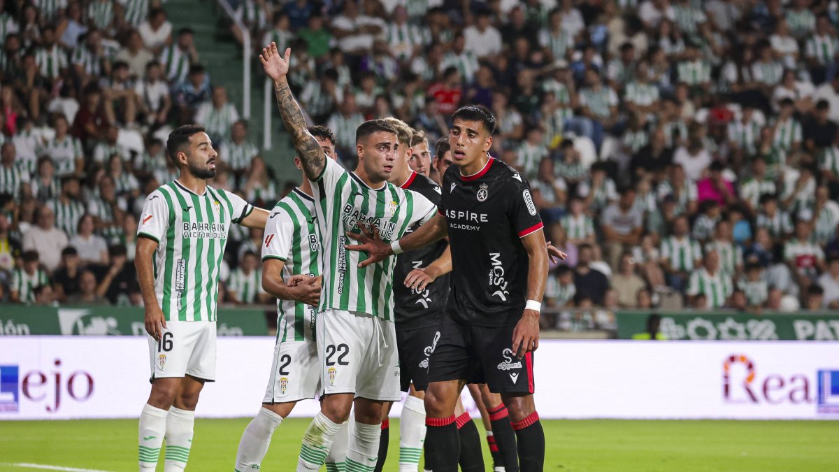 En primer plano, Thiago Ojeda espera el saque de una falta en el partido de la primera vuelta.