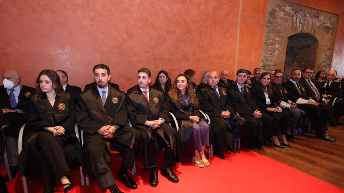 Nuevos abogados y veteranos distinguidos de la abogacía y judicatura de Ponferrada.