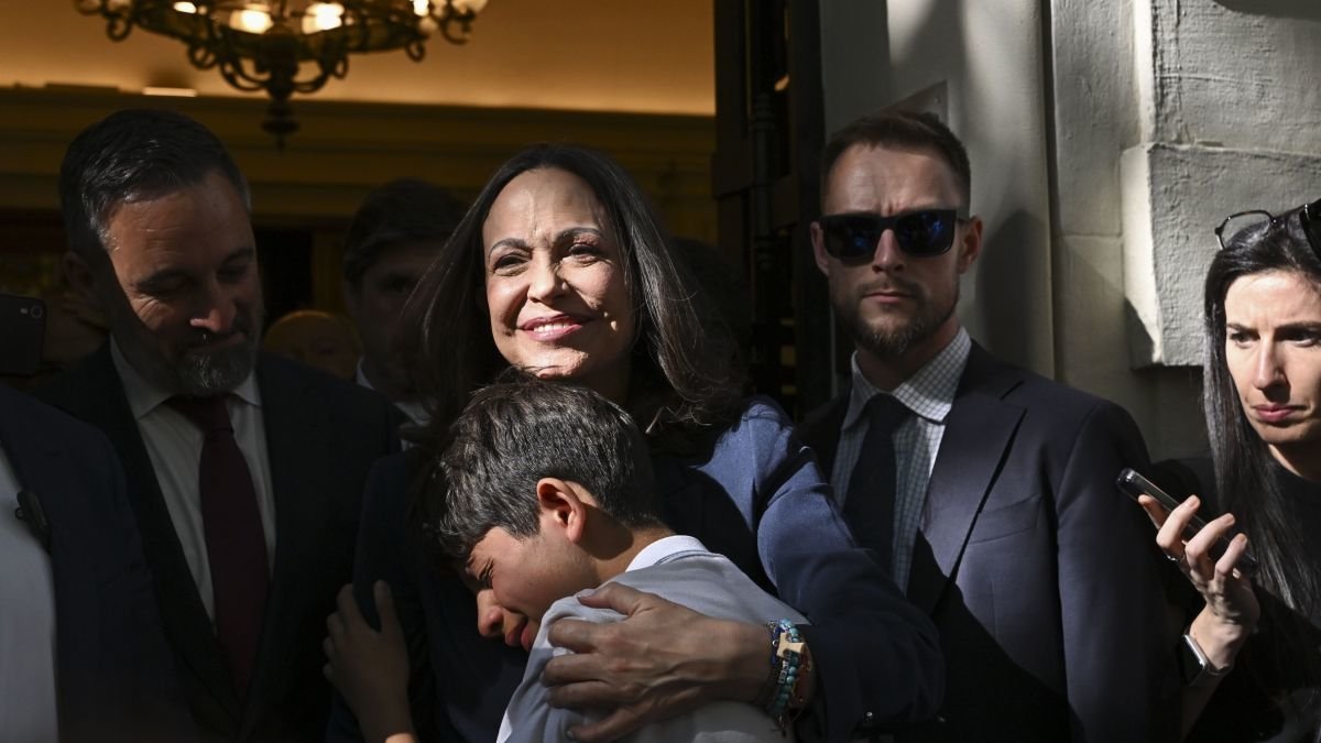 La nobel de la paz María Corina Machado abraza a un niño venezolano.