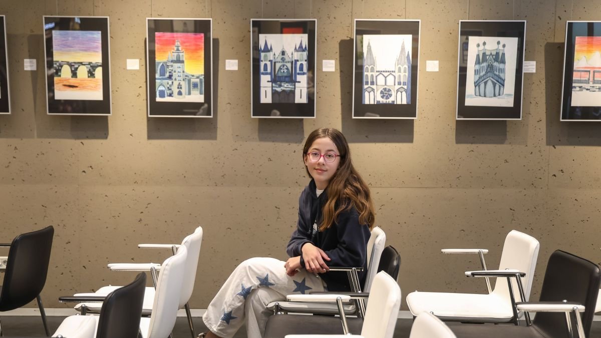 Virginia Mota en El Corte Inglés ante algunos de sus cuadros.  Detalle de algunas de las obras.