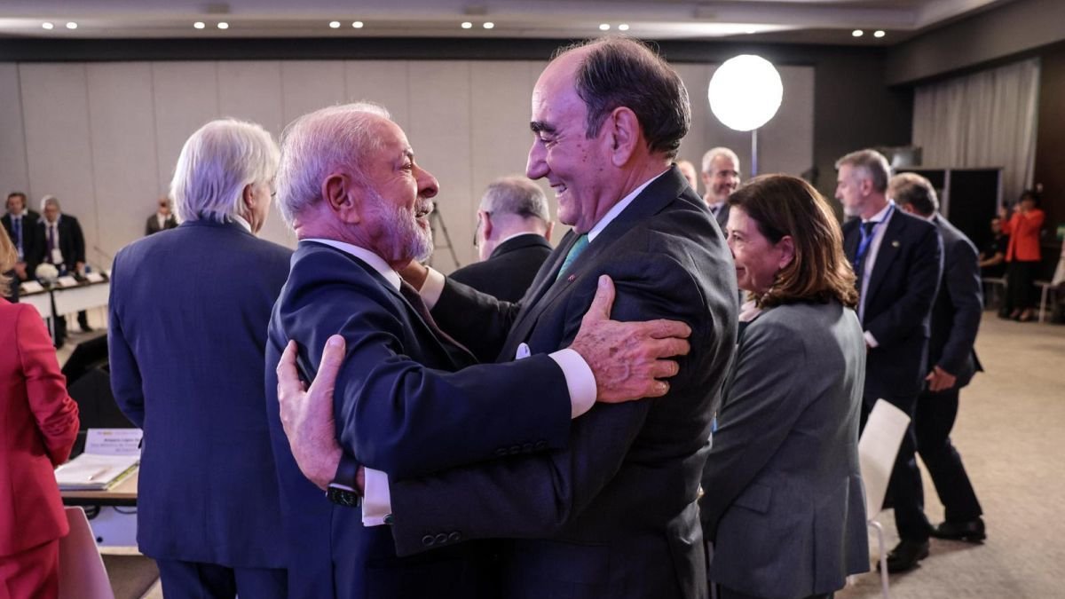 Lula saluda a Galán ayer, en la ‘cumbre’ de Barcelona.