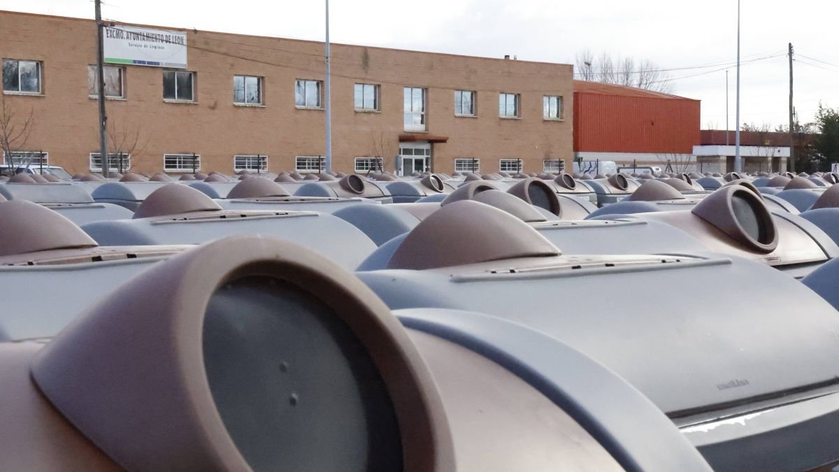 Los contenedores están acopiados en las instalaciones del servicio de limpieza, en la carretera de Vilecha.