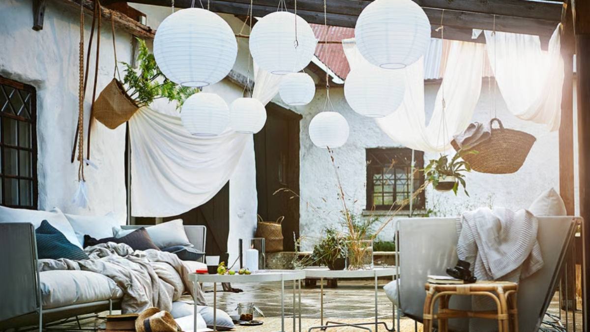 Las lámparas solares de Ikea permiten iluminar balcones y terrazas sin cables ni enchufes, creando ambientes cálidos para el exterior