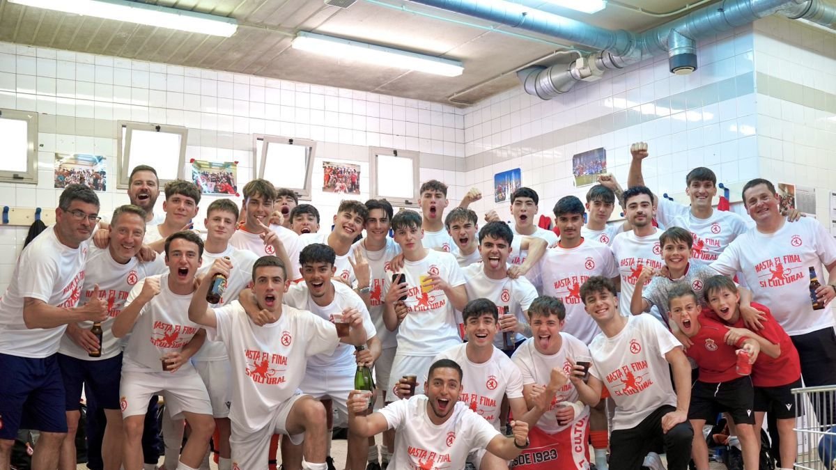 La plantilla de la Cultural juvenil A celebra el ascenso.