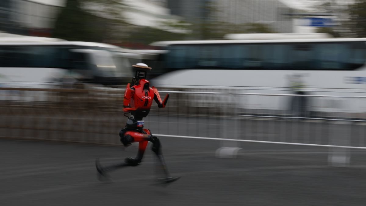 Equipo autónomo ‘Qitian Dasheng’ se impone en la media maratón de Pekín.