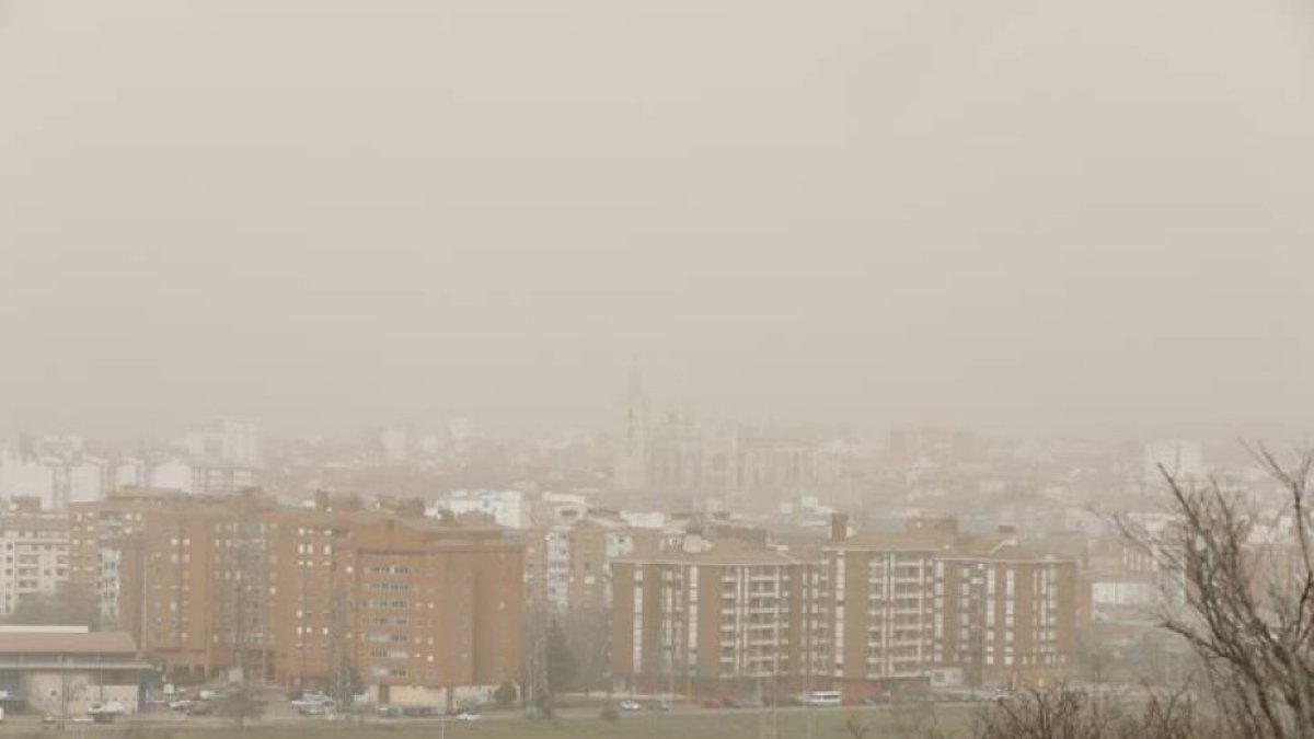 Vista de León en un episodio anterior de untrusión de partículas de polvo procedentes de África.