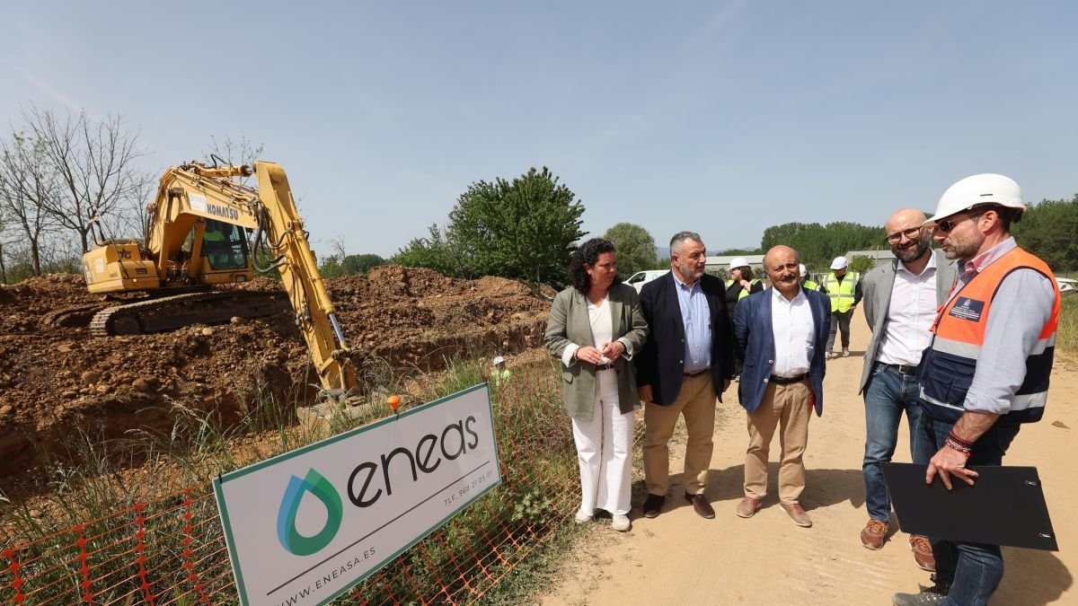 Irene González, Eduardo Morán, José Antonio Quiroga y Héctor Alaiz con un técnico.