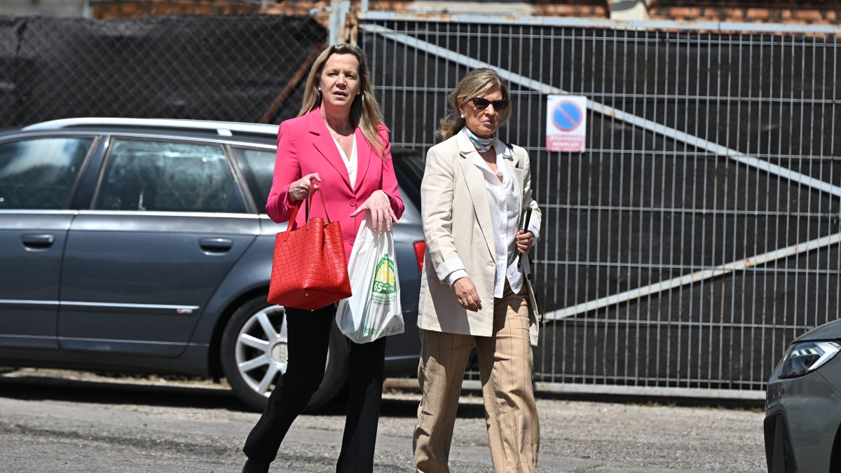 Rosalía Iglesias (d), esposa de Luis Bárcenas, a su salida de la Audiencia Nacional este lunes donde declaró en el juicio del caso Kitchen como perjudicada por esta supuesta trama parpolicial para sustraer al extesorero documentación sensible para el PP y para sus dirigentes en plena investigación del caso Gürtel y de la caja B del partido.