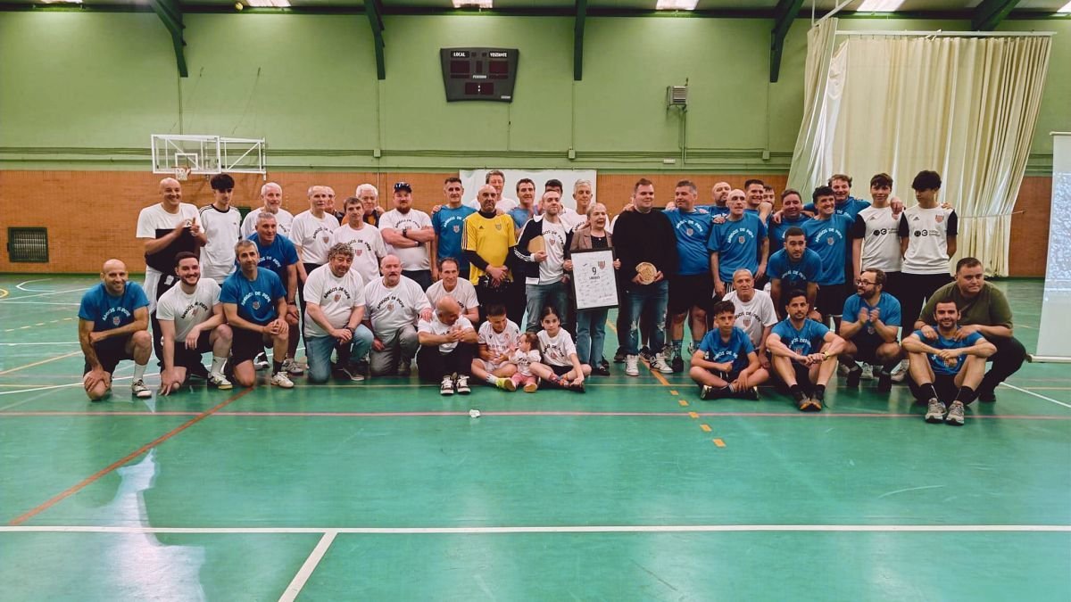 Foto de familia de los asistentes al sentido homenaje en honor al gran futbolista Pepe Linares, que falleció en un accidente en la mina hace 30 años.