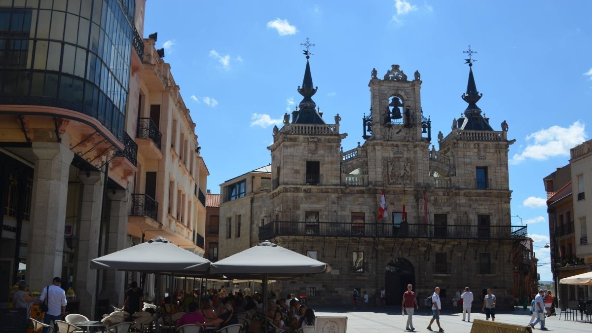 Imagen de archivo de la plaza mayor de Astorga, donde se encuentra el Ayuntamiento.