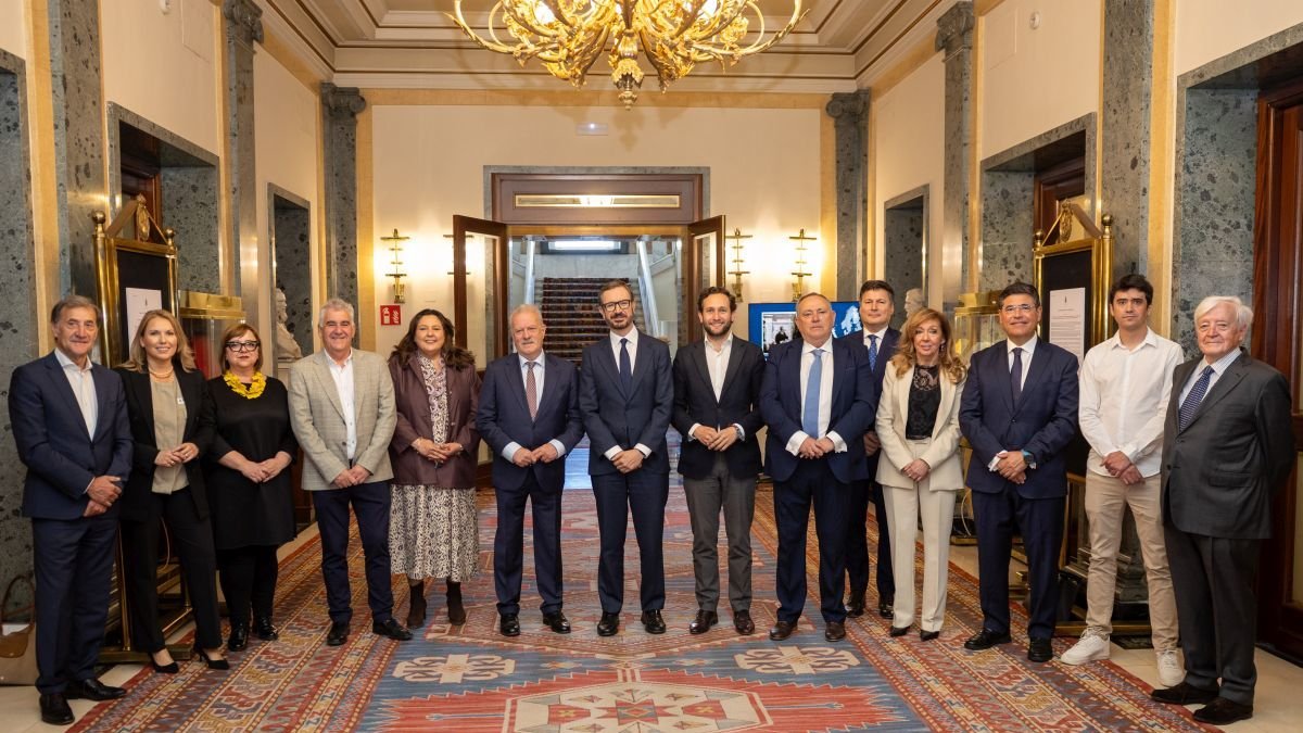 Los responsables de la fundación, en el Senado.