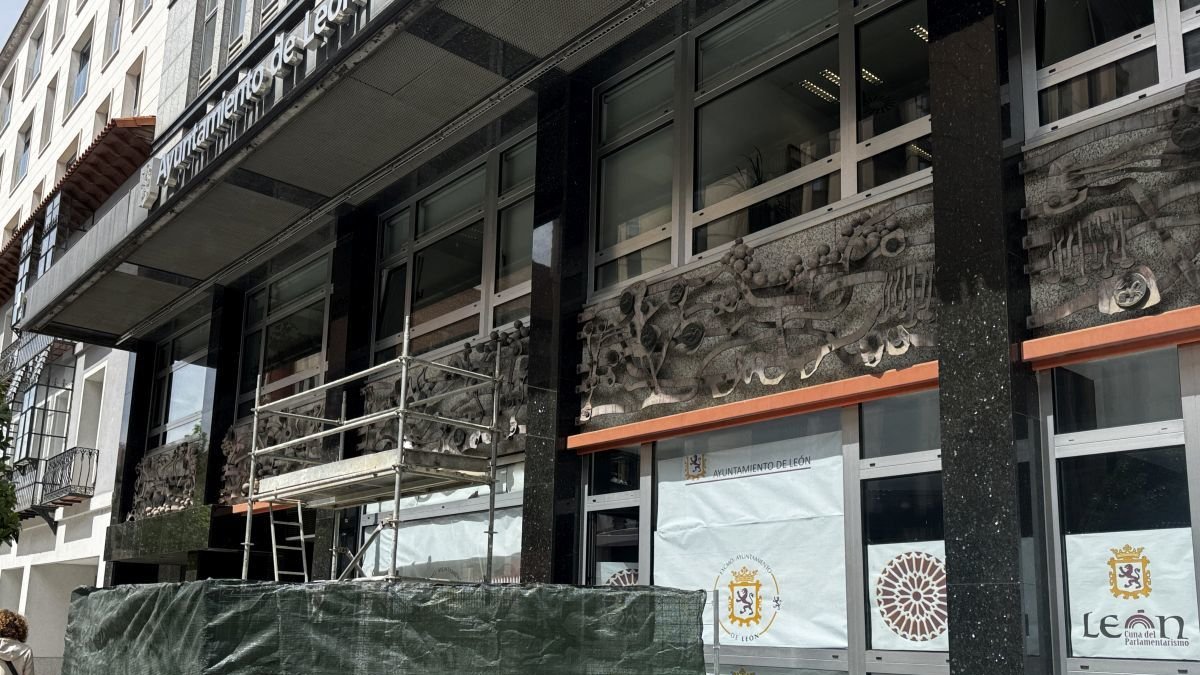 La actuación recuperará el forjado artístico de la fachada y la puerta principal del consistorio de Ordoño II.