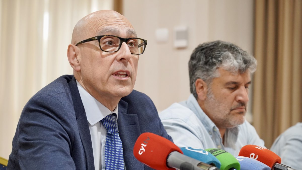 El Ayuntamiento de San Emiliano y sus juntas vecinales, la Federación de Entidades Locales Menores de León y la Asociación Montaña de Babia y Luna informan de la situación procesal actual del conflicto ganadero con el Ayuntamiento de Mieres (Asturias) en el Puerto de Pinos. En la imagen, el abogado defensor de las Entidades Locales Menores en León, Carlos González-Antón junto al alcalde de San Emi.