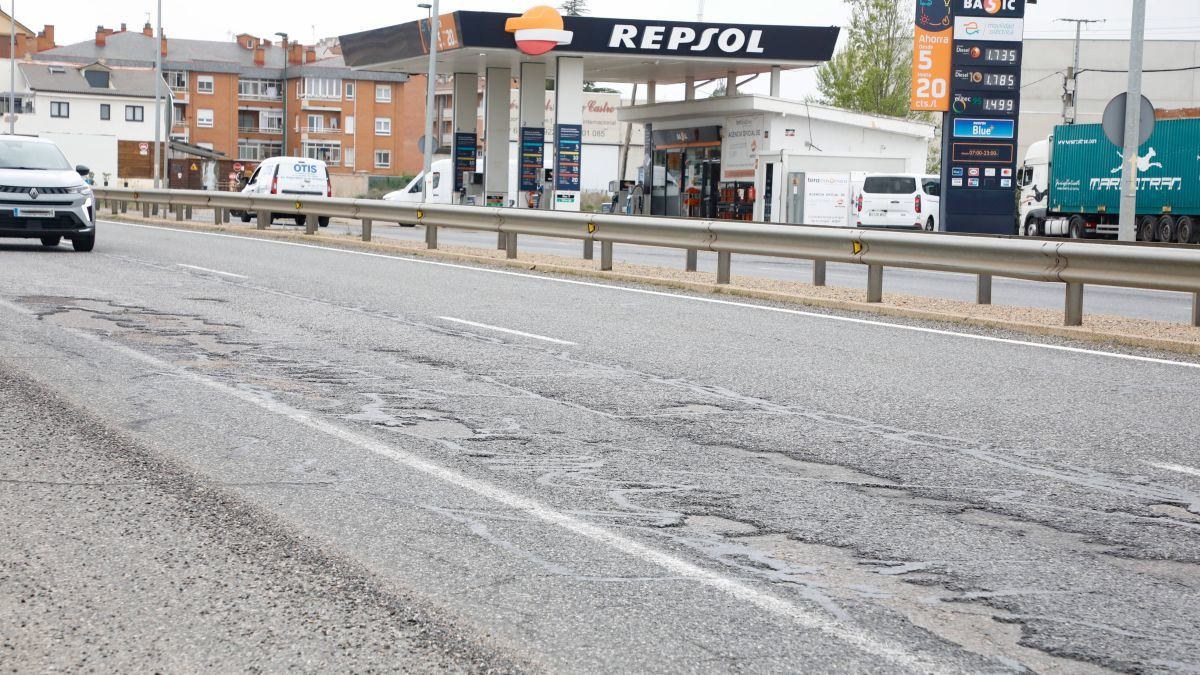 Aspecto de la N-120 León-Astorga a la salida de La Virgen del Camino.