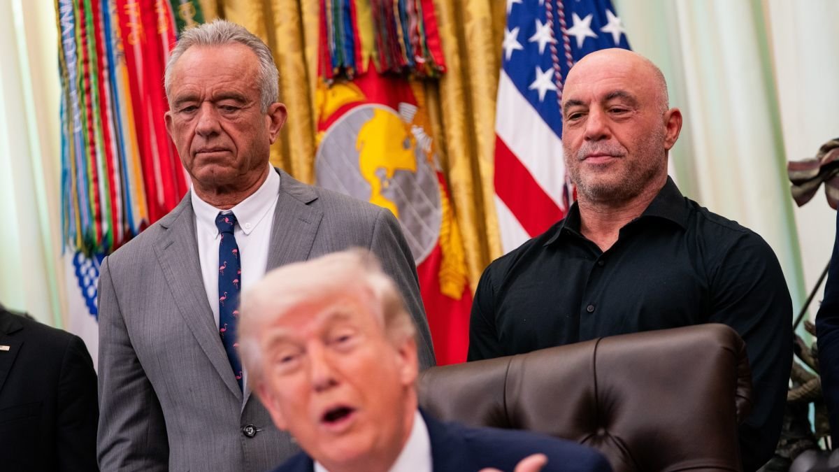 Trump ayer en la Casa Blanca con el presentador de podcasts estadounidense Joe Rogan (derecha) y Robert F. Kennedy.