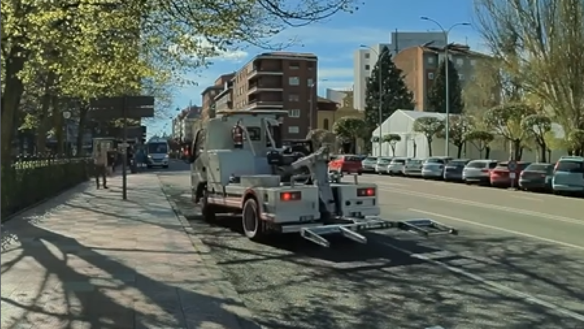 Un coche se escapa de una grúa municipal en pleno centro de León.