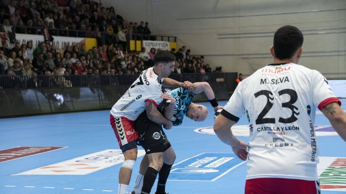 Adri Fernández trata de zafarse de un defensor del Nava en el partido de Asobal del 29 de marzo.