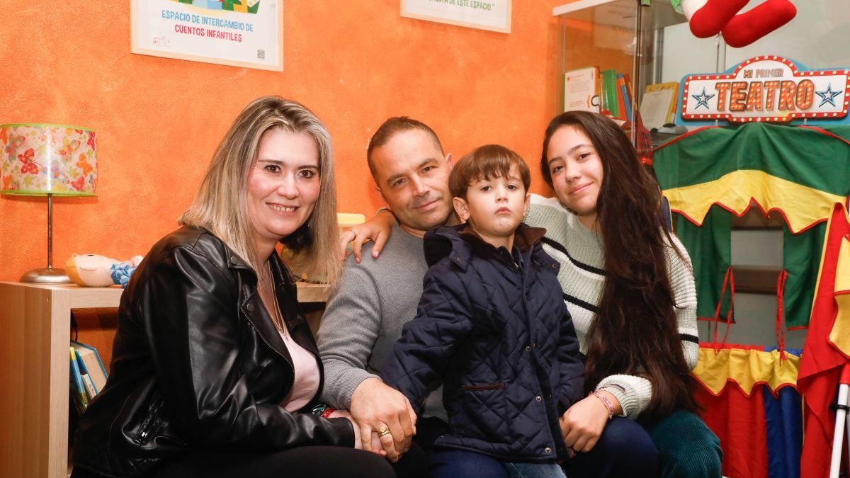 Darío, con su madre Bea, su padre Óscar y su hermana mayor Adriana, en una foto de archivo.