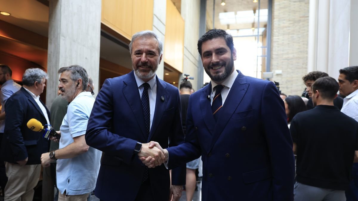 Jorge Azcón y Alejandro Nolasco se estrechan ayer la mano en Zaragoza.