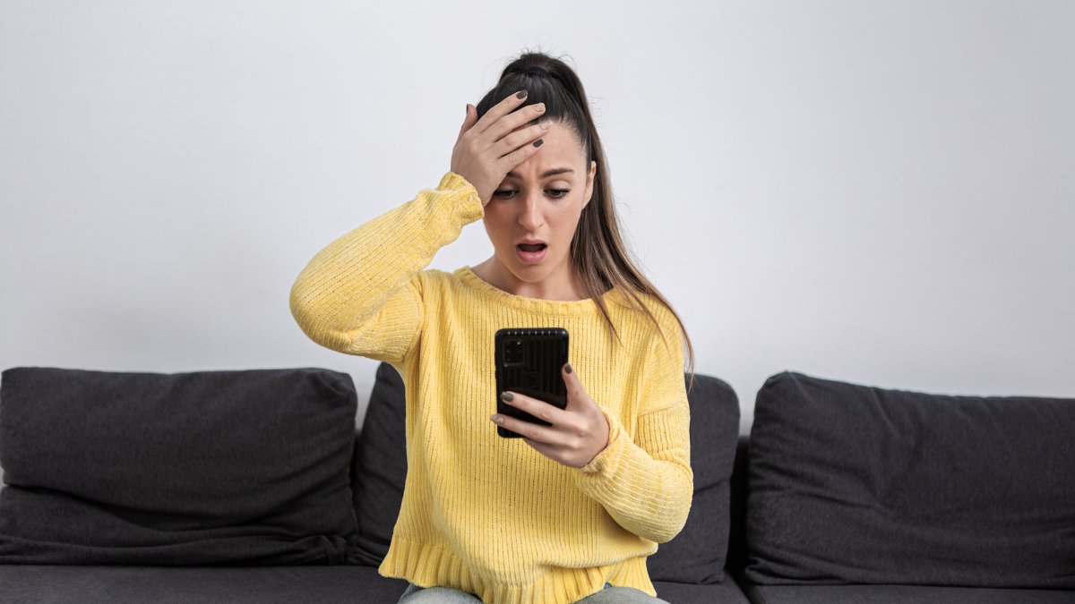 Una mujer es estafada al navegar por internet en su móvil