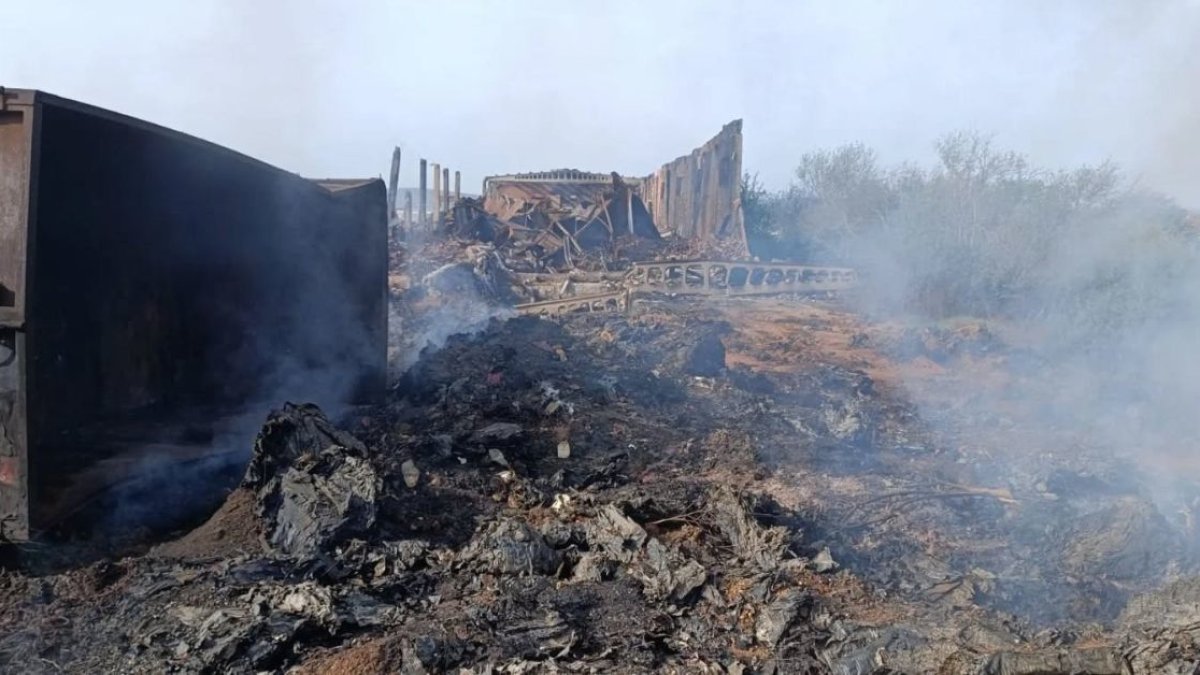 Imagen del estado en el que ha quedado la nave donde se declaró el incendio.